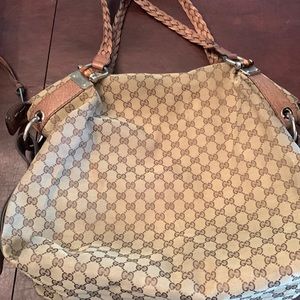Gucci Pelham shoulder GG bag